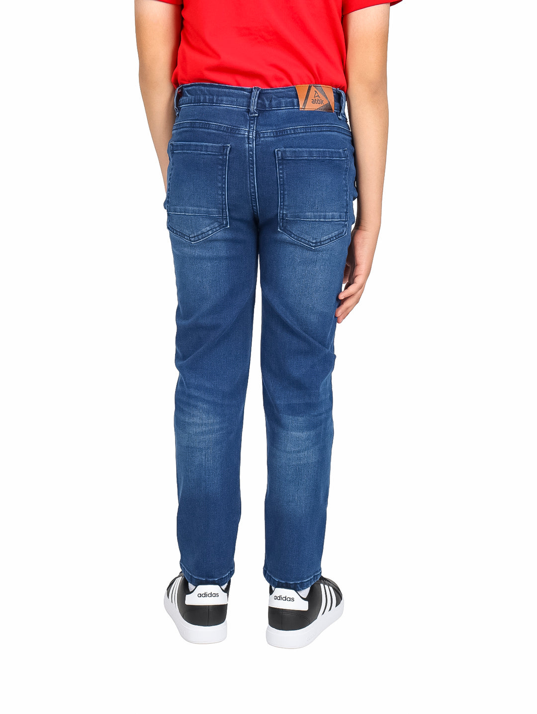 Pantalón de mezclilla azul de corte recto para niño.