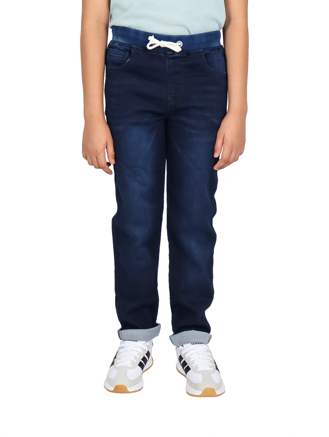Pantalón recto color azul marino para niño con cintura elástica y cordón blanco ajustable.