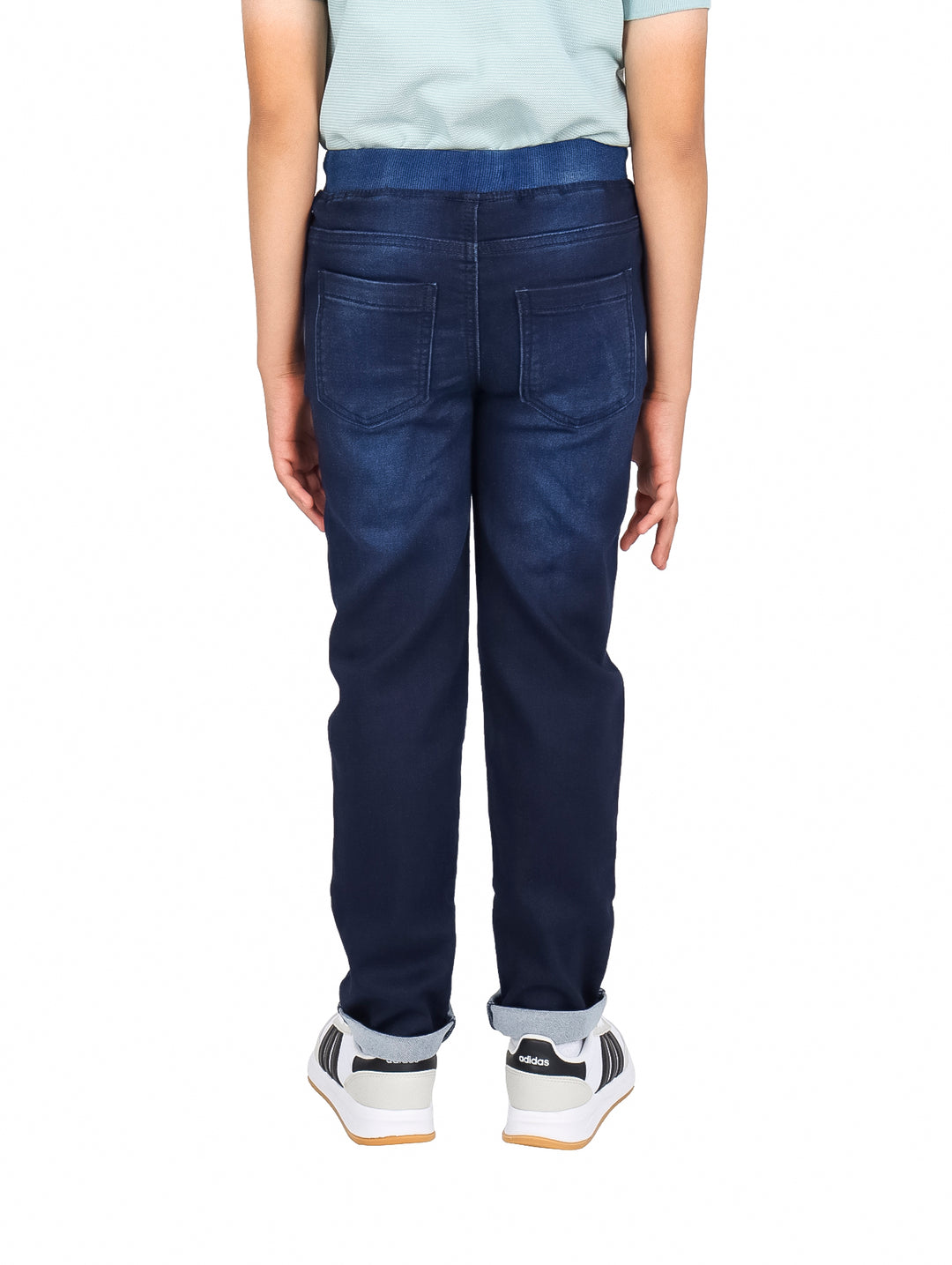 Pantalón recto color azul marino para niño con cintura elástica y cordón blanco ajustable.