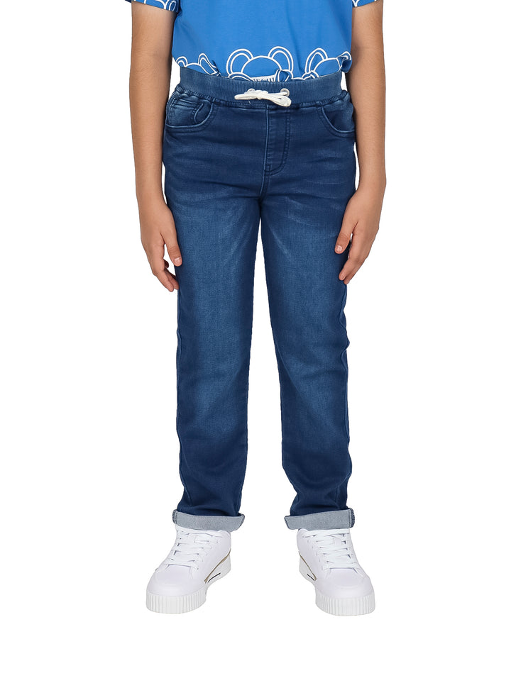 Pantalón recto de mezclilla azul para niño con cintura elástica y cordón ajustable.