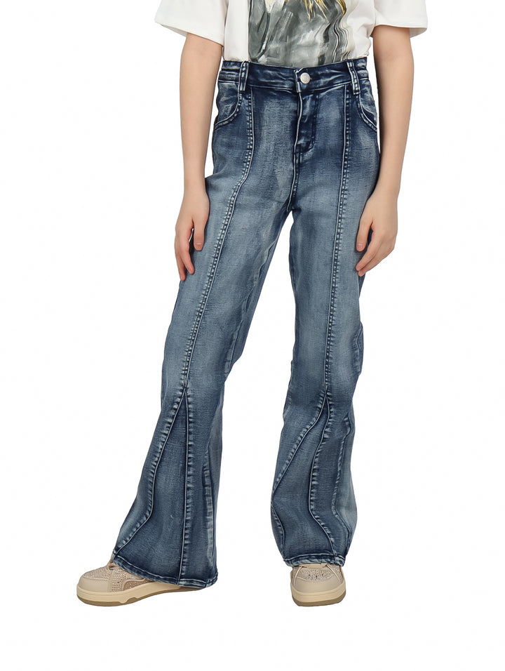 Pantalón de mezclilla azul acampanado para niña con efecto de lavado.