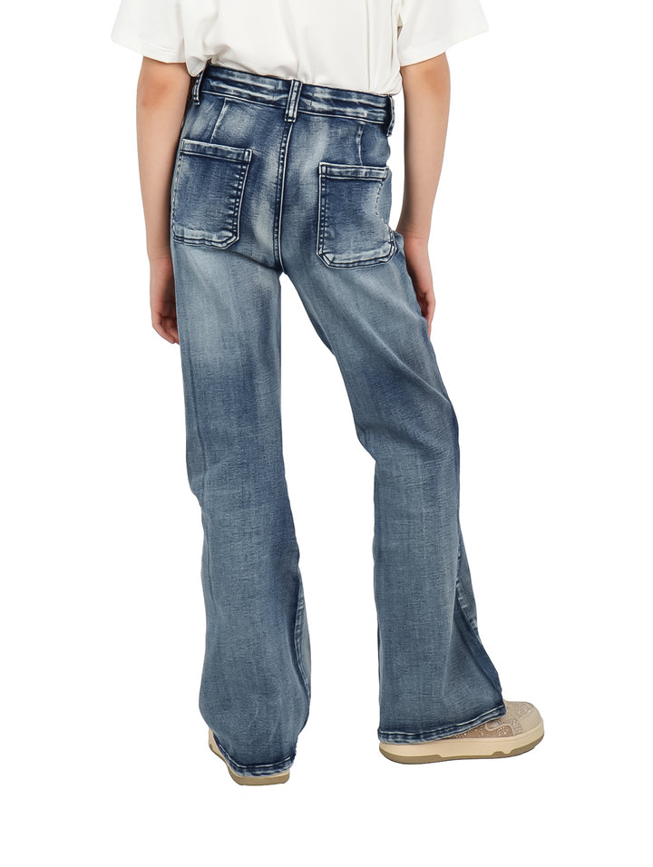 Pantalón de mezclilla azul acampanado para niña con efecto de lavado.