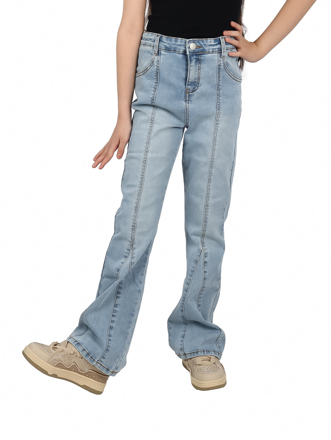 Pantalón de mezclilla azul claro para niña con corte acampanado y estilo casual.