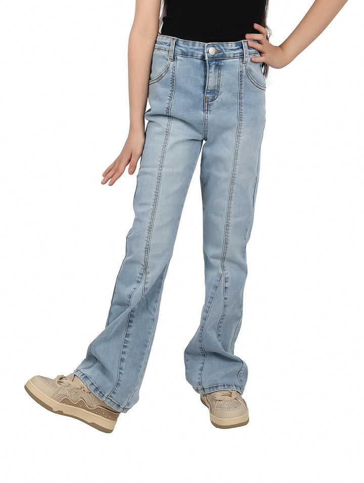 Pantalón de mezclilla azul claro para niña con corte acampanado y estilo casual.