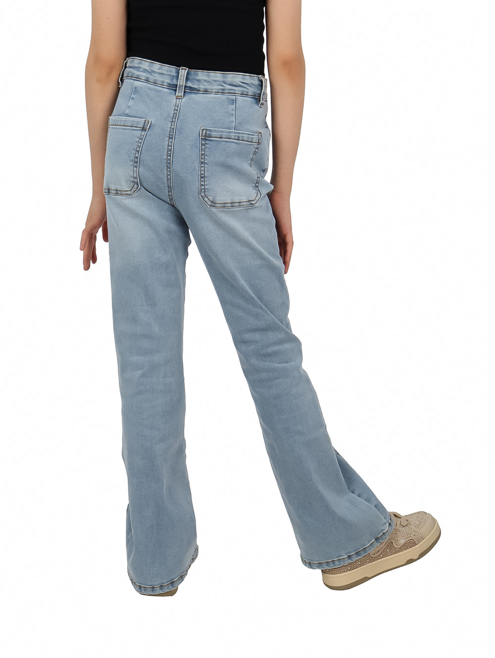 Pantalón de mezclilla azul claro para niña con corte acampanado y estilo casual.