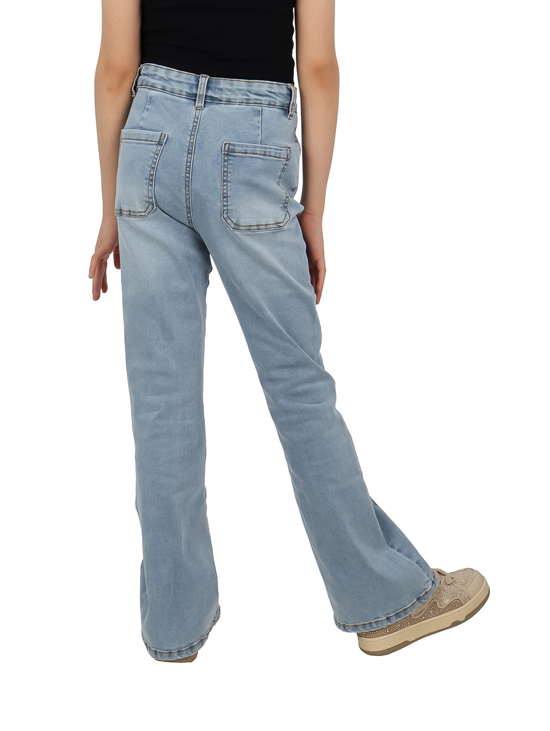 Pantalón de mezclilla azul claro para niña con corte acampanado y estilo casual.