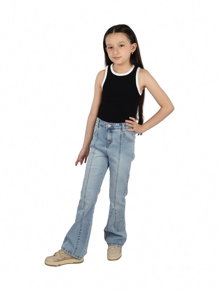 Pantalón de mezclilla azul claro para niña con corte acampanado y estilo casual.