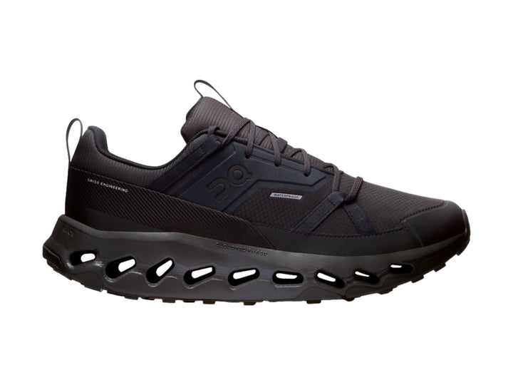 Tenis deportivos On Cloud color negro con suela característica de celdas huecas.