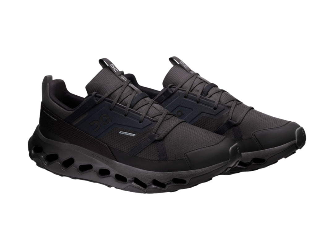 Tenis deportivos On Cloud color negro con suela característica de celdas huecas.