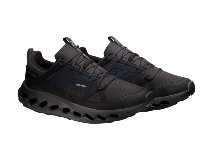 Tenis deportivos On Cloud color negro con suela característica de celdas huecas.