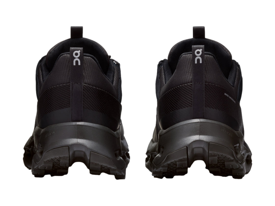 Tenis deportivos On Cloud color negro con suela característica de celdas huecas.