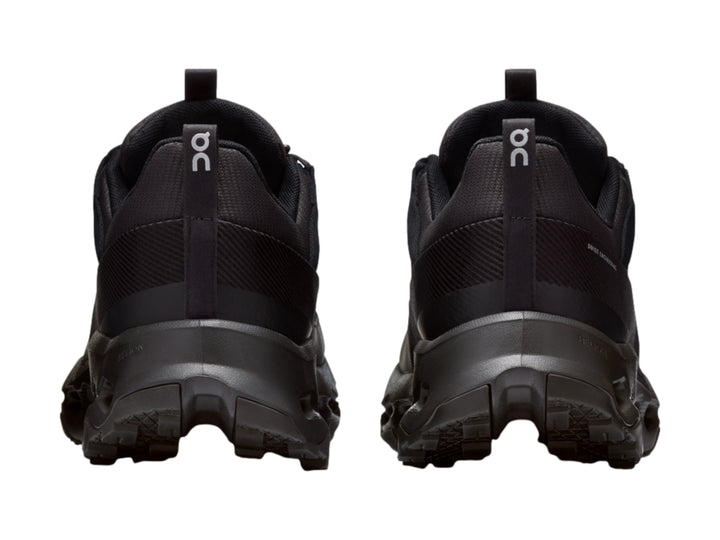 Tenis deportivos On Cloud color negro con suela característica de celdas huecas.