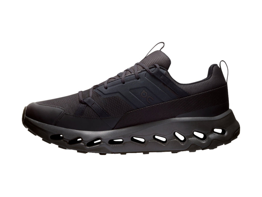 Tenis deportivos On Cloud color negro con suela característica de celdas huecas.
