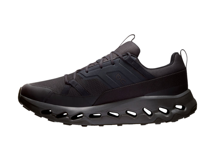 Tenis deportivos On Cloud color negro con suela característica de celdas huecas.