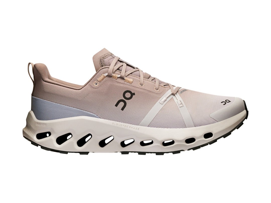 Tenis deportivos On Cloud en color beige y blanco con suela amortiguada para trail.