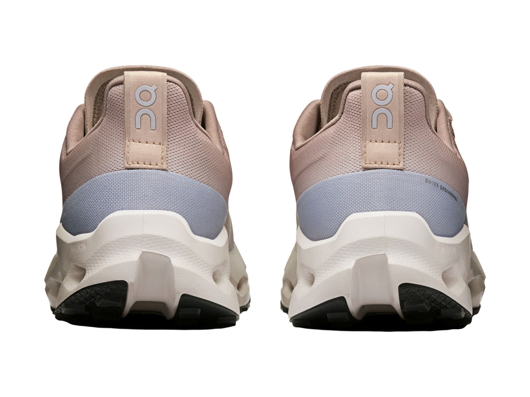 Tenis deportivos On Cloud en color beige y blanco con suela amortiguada para trail.