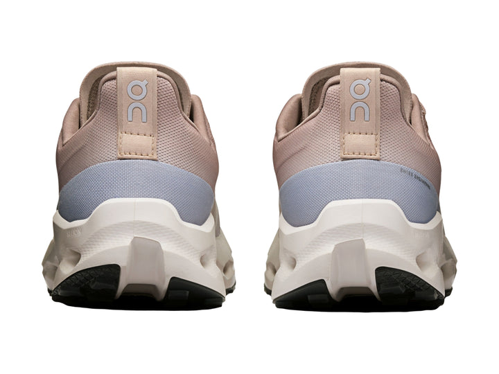Tenis deportivos On Cloud en color beige y blanco con suela amortiguada para trail.