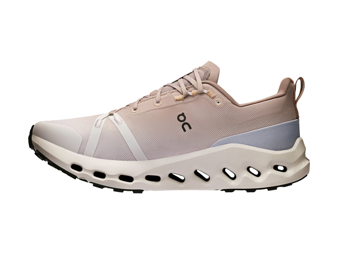 Tenis deportivos On Cloud en color beige y blanco con suela amortiguada para trail.