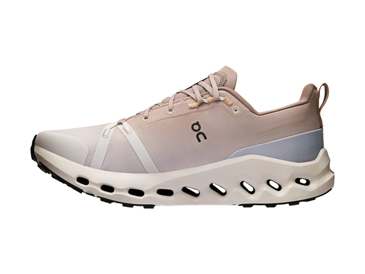 Tenis deportivos On Cloud en color beige y blanco con suela amortiguada para trail.