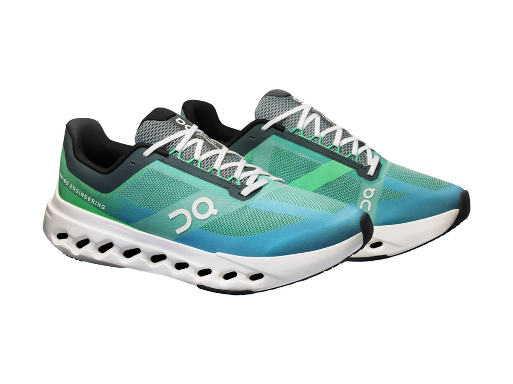 Tenis deportivos On Cloud color verde honeydew con suela blanca Ivory y diseño aerodinámico.