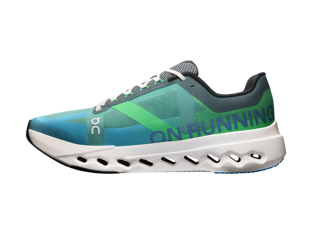 Tenis deportivos On Cloud color verde honeydew con suela blanca Ivory y diseño aerodinámico.