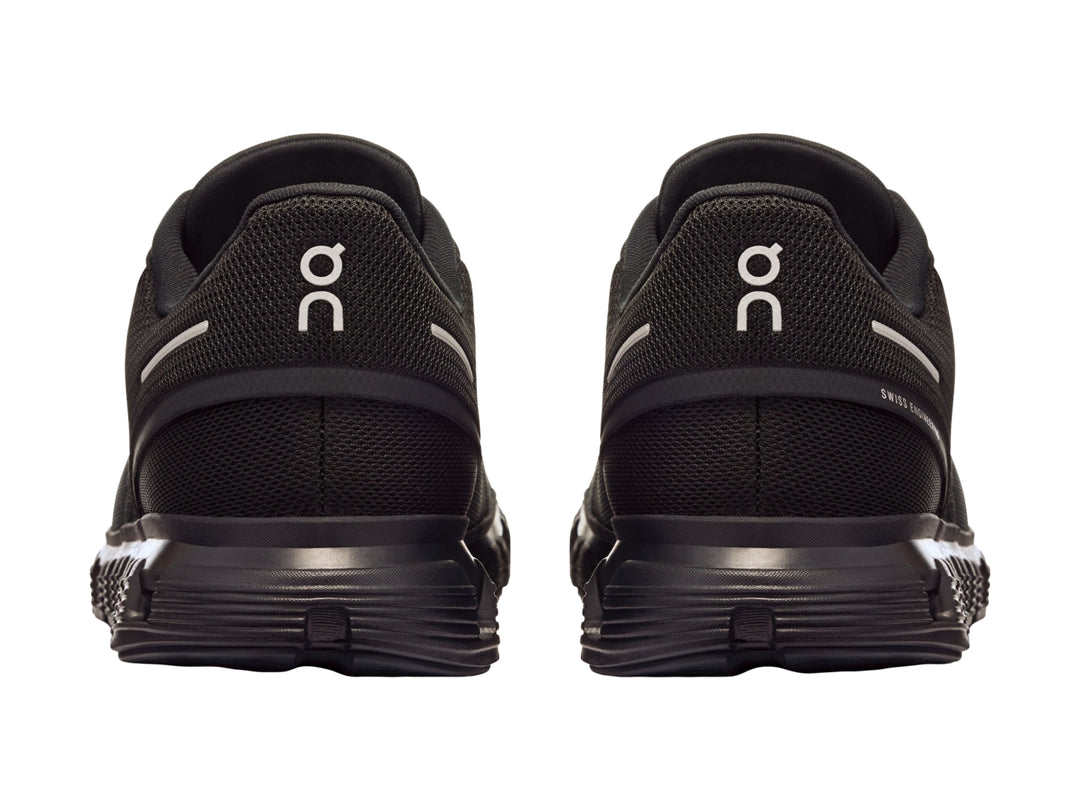 Tenis deportivos On Cloud color negro total con suela característica de nubes y tejido transpirable.