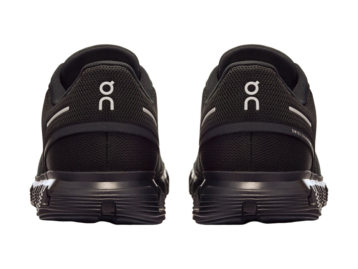 Tenis deportivos On Cloud color negro total con suela característica de nubes y tejido transpirable.