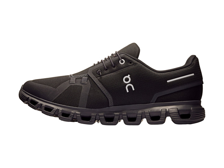 Tenis deportivos On Cloud color negro total con suela característica de nubes y tejido transpirable.