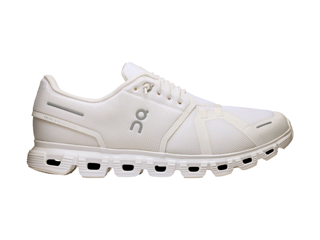 Tenis deportivos On Cloud 6 en color blanco para hombre con suela amortiguada.
