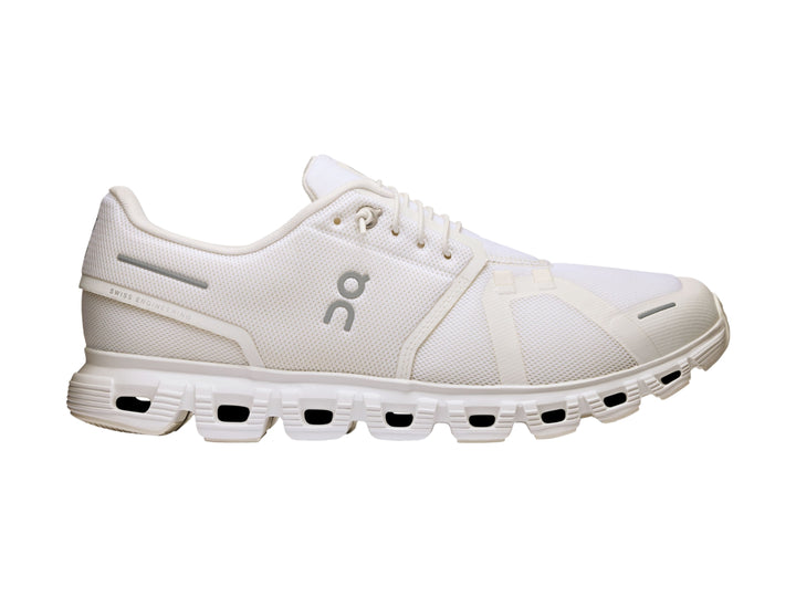 Tenis deportivos On Cloud 6 en color blanco para hombre con suela amortiguada.