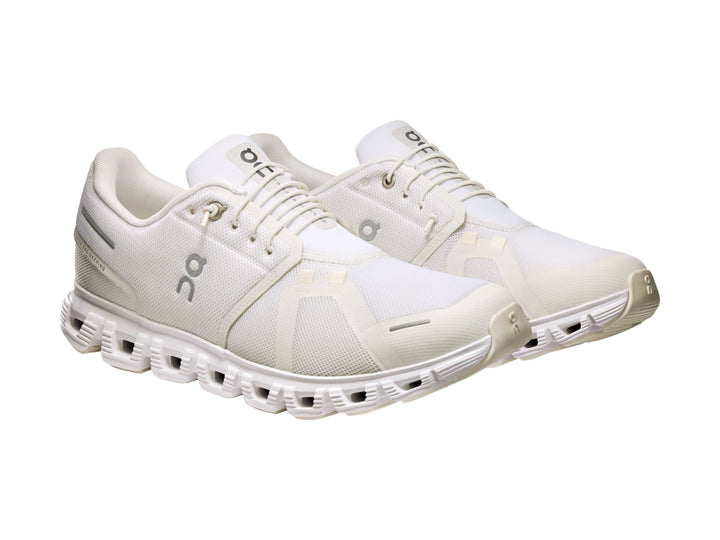 Tenis deportivos On Cloud 6 en color blanco para hombre con suela amortiguada.