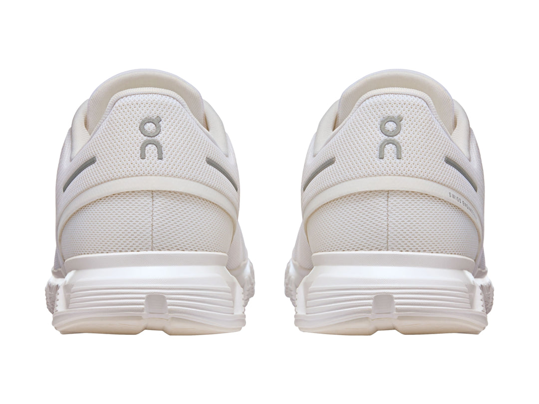 Tenis deportivos On Cloud 6 en color blanco para hombre con suela amortiguada.