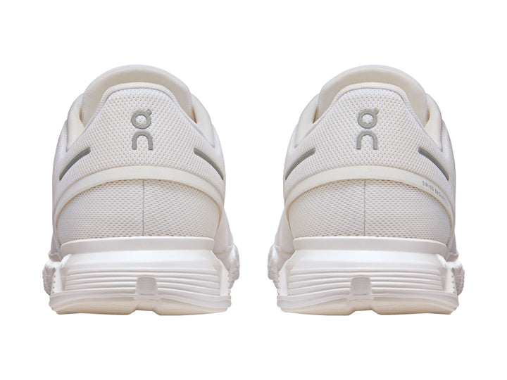 Tenis deportivos On Cloud 6 en color blanco para hombre con suela amortiguada.