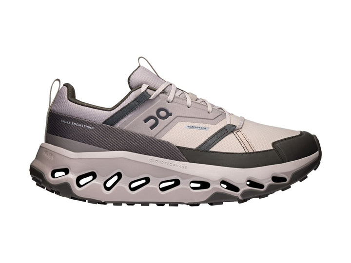 Tenis deportivos On Cloud color Desert Thorn con suela característica perforada y detalles en gris oscuro.