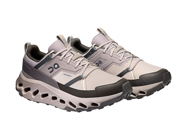 Tenis deportivos On Cloud color Desert Thorn con suela característica perforada y detalles en gris oscuro.