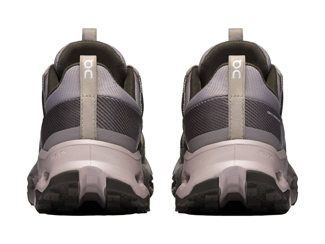 Tenis deportivos On Cloud color Desert Thorn con suela característica perforada y detalles en gris oscuro.