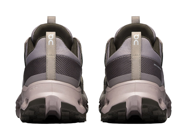 Tenis deportivos On Cloud color Desert Thorn con suela característica perforada y detalles en gris oscuro.