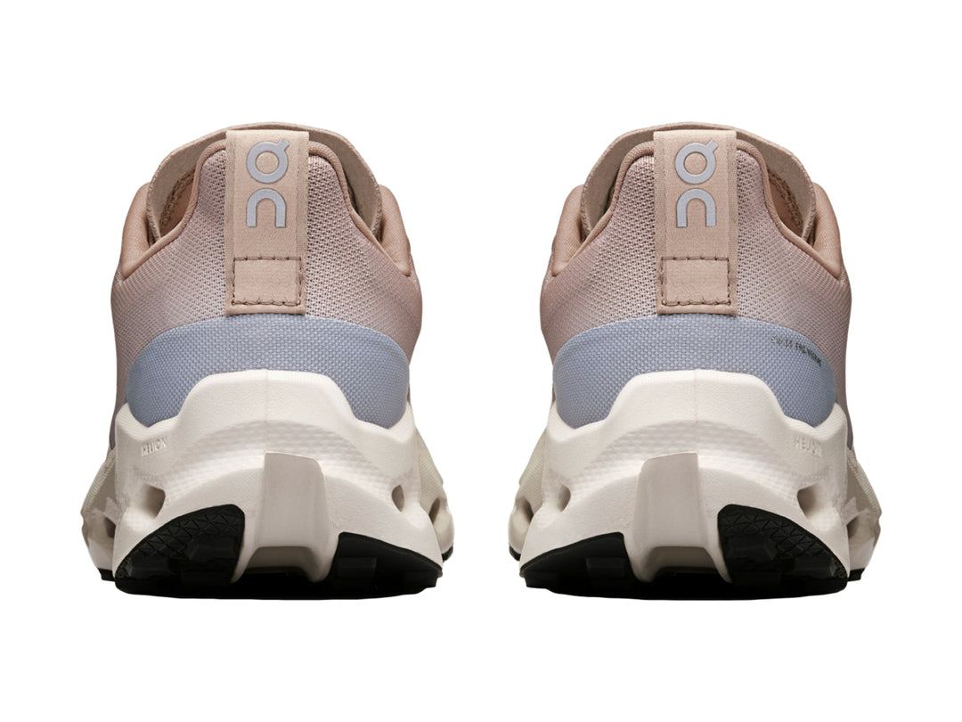 Tenis deportivos On Cloud color beige y blanco con suela gruesa para trail running.