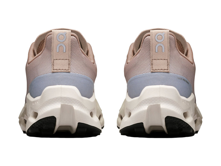Tenis deportivos On Cloud color beige y blanco con suela gruesa para trail running.