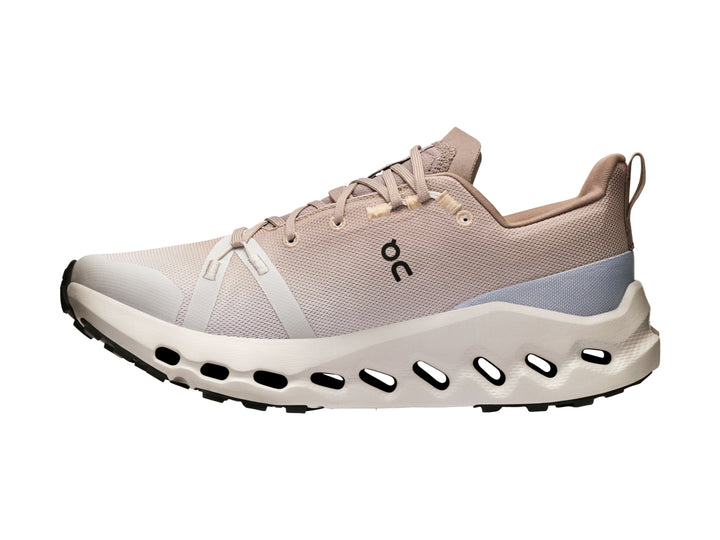 Tenis deportivos On Cloud color beige y blanco con suela gruesa para trail running.