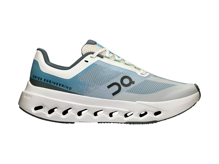 Tenis deportivos ON Cloudsurfer Next color blanco y azul con suela blanca característica.