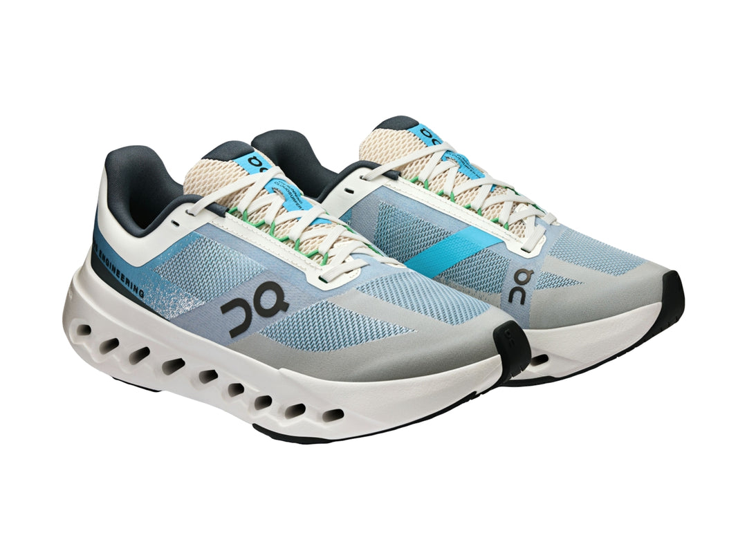 Tenis deportivos ON Cloudsurfer Next color blanco y azul con suela blanca característica.