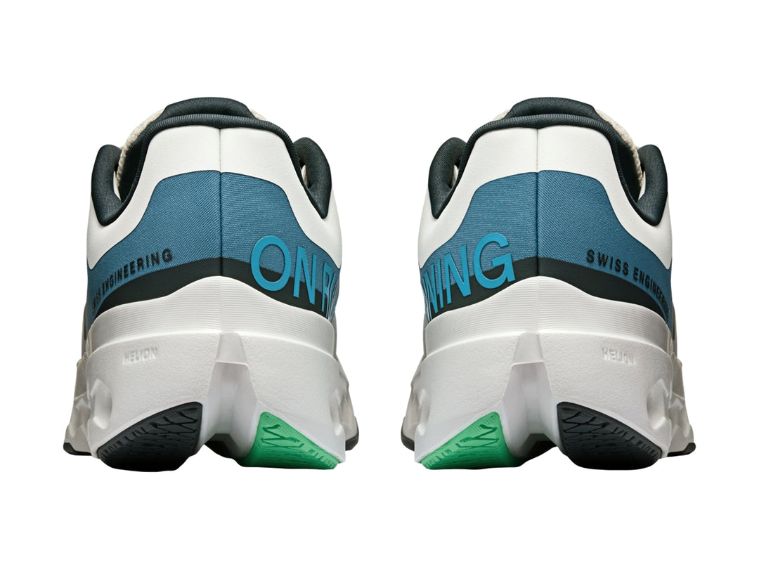 Tenis deportivos ON Cloudsurfer Next color blanco y azul con suela blanca característica.