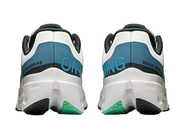 Tenis deportivos ON Cloudsurfer Next color blanco y azul con suela blanca característica.