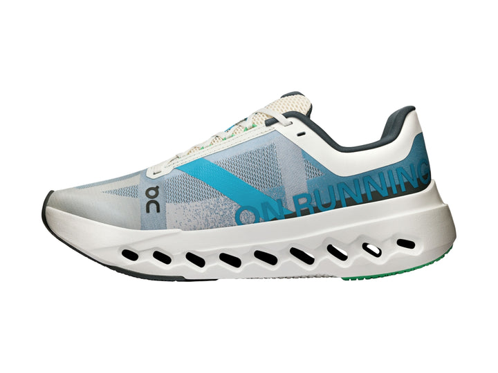 Tenis deportivos ON Cloudsurfer Next color blanco y azul con suela blanca característica.