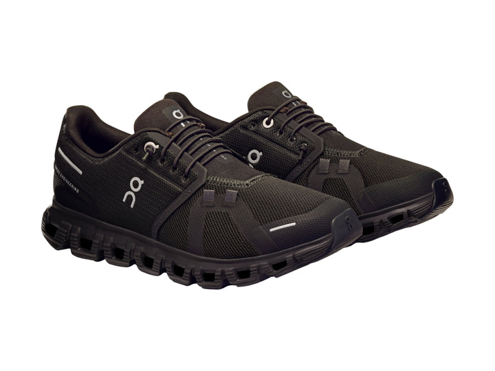 Tenis deportivos On Cloud color negro con suela amortiguada y malla transpirable.