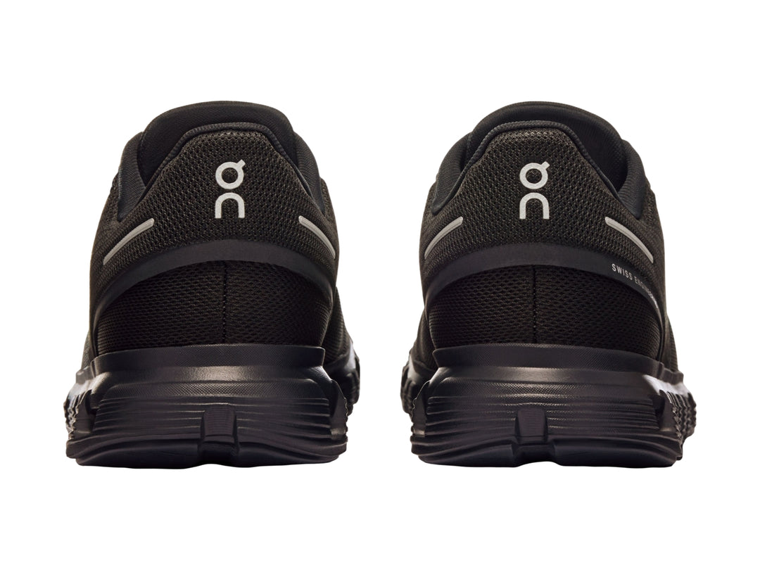 Tenis deportivos On Cloud color negro con suela amortiguada y malla transpirable.