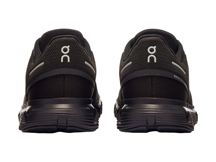 Tenis deportivos On Cloud color negro con suela amortiguada y malla transpirable.