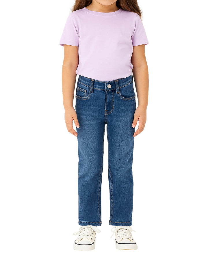 Pantalón de mezclilla azul claro para niños con corte recto.