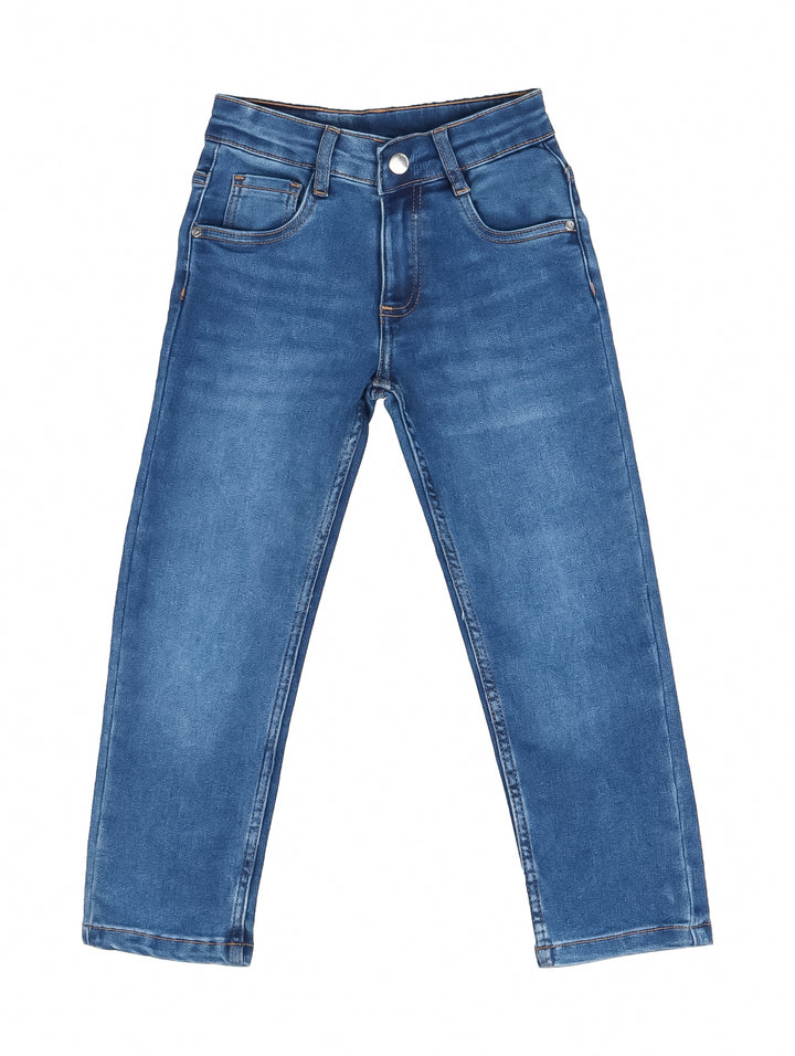 Pantalón de mezclilla azul claro para niños con corte recto.